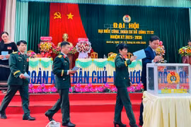 Các đại biểu bỏ phiếu bầu Ban Chấp hành Công đoàn cơ sở Công ty nhiệm kỳ mới. 