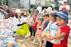 Trao 550 suất quà cho trẻ em có hoàn cảnh khó khăn ở huyện Đak Đoa