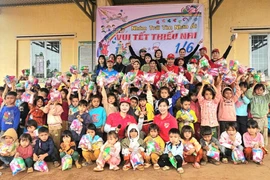 Câu lạc bộ Trái Tim Nhân Ái tổ chức chương trình “Vui Tết thiếu nhi” tại làng Pờ Yầu