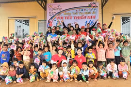 Câu lạc bộ Trái Tim Nhân Ái tổ chức chương trình “Vui Tết thiếu nhi” tại làng Pờ Yầu