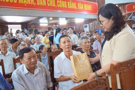 Bí thư Đảng ủy xã Tuy Phước Lê Thị Vinh Hương tặng quà cho người có công và gia đình chính sách