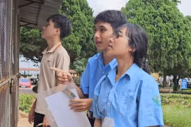 Sĩ tử háo hức làm thủ tục dự thi tốt nghiệp THPT năm 2025