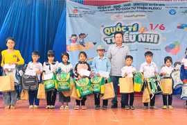 Ia Pa: Câu lạc bộ Cơm từ thiện Pleiku trao quà cho thiếu nhi và hộ nghèo