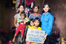 Trao tiền hỗ trợ cho các em nhỏ có hoàn cảnh khó khăn tại xã Chư Đang Ya