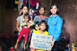 Trao tiền hỗ trợ cho các em nhỏ có hoàn cảnh khó khăn tại xã Chư Đang Ya