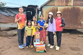 Đoàn trao tặng những món quà ý nghĩa và thiết thực cho các em. Ảnh: BTC