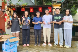 Pleiku: Tặng quà tiếp sức mùa thi cho học sinh lớp 12