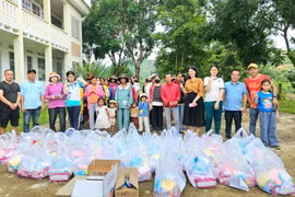 Đak Đoa: Trao quà và tư vấn cho 72 mẹ bầu tại làng Kon Mahar