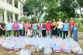 Đak Đoa: Trao quà và tư vấn cho 72 mẹ bầu tại làng Kon Mahar