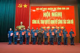 Trao quyết định bổ nhiệm các chức vụ chỉ huy Ban Chỉ huy Quân sự cấp xã