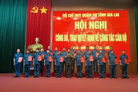 Trao quyết định bổ nhiệm các chức vụ chỉ huy Ban Chỉ huy Quân sự cấp xã