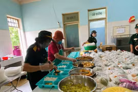 Hội Truyền thống Trường Sơn đường Hồ Chí Minh Bình Định chia sẻ yêu thương với bệnh nhân