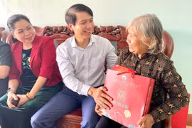 Thăm, tặng quà gia đình chính sách, người có công tại thành phố Pleiku và huyện Chư Prông