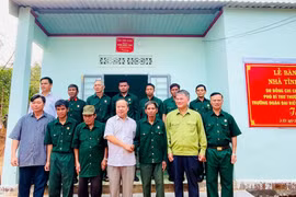 Phó Bí thư Thường trực Tỉnh ủy Châu Ngọc Tuấn bàn giao nhà tình nghĩa tại xã Ia Kly