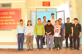 Bàn giao nhà do Bí thư Tỉnh ủy Hồ Văn Niên trao tặng kinh phí