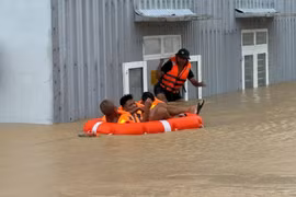 Sư đoàn 31 và Trường Quân sự Quân đoàn 34 xuất quân hỗ trợ người dân vùng lũ 