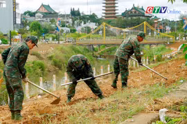 Quân và dân chung tay làm sạch môi trường suối Hội Phú