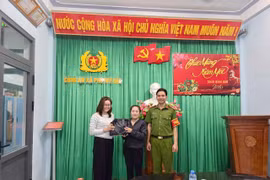 Nhặt tài sản đánh rơi, hai người dân ở xã Phù Mỹ Bắc nhờ Công an trả lại người mất.