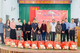 Công ty Cổ phần Năng lượng Bình Định tặng 600 suất quà Tết cho người dân xã Phù Mỹ Nam.