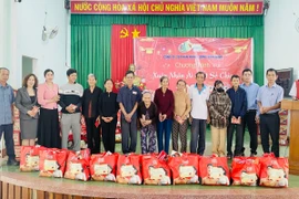 Công ty Cổ phần Năng lượng Bình Định tặng 600 suất quà Tết cho người dân xã Phù Mỹ Nam.
