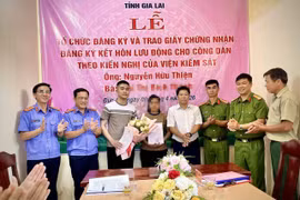 Lần đầu tiên tại Gia Lai, các cơ quan chức năng tổ chức đăng ký và trao giấy chứng nhận đăng ký kết hôn cho bị can tại nơi giam giữ.