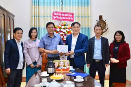 Phó Chủ tịch UBND tỉnh Nguyễn Tuấn Anh thăm, chúc mừng thầy cô Trường THCS Phạm Hồng Thái nhân dịp 20-11