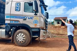 Trưởng thôn chặn xe quá tải lưu thông trên đường nội thôn. Ảnh: Quốc Linh