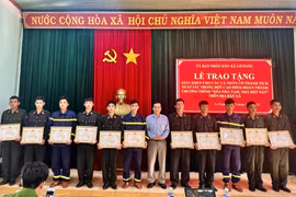 Lãnh đạo UBND xã Lơ Pang biểu dương, khen thưởng cán bộ, chiến sĩ Công an tỉnh. 