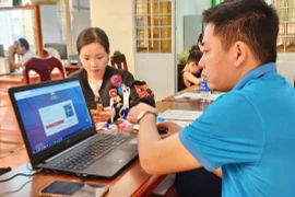 Cán bộ tiếp nhận hồ sơ hướng dẫn tận tình và giải quyết tại chỗ, người dân không phải đi lại nhiều nơi như trước đây. Ảnh: Ngọc Sang