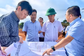 Phó Chủ tịch UBND tỉnh Nguyễn Hữu Quế kiểm tra tiến độ thi công thực hiện dự án đường Nguyễn Văn Linh. Ảnh: Minh Phương