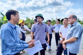 Phó Chủ tịch UBND tỉnh Nguyễn Hữu Quế kiểm tra tiến độ thi công đường liên huyện Mang Yang-Ia Pa