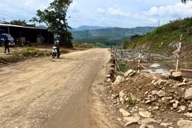 Nổ mìn phá đá phục vụ thi công quốc lộ 19