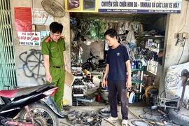 Công an xã Chư A Thai kiểm tra, yêu cầu các chủ cơ sở sửa xe máy ký cam kết không độ chế xe trái phép. Ảnh: Minh Phương