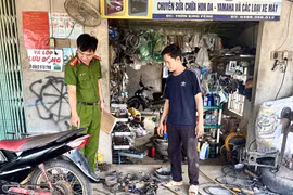 Công an xã Chư A Thai kiểm tra, yêu cầu các chủ cơ sở sửa xe máy ký cam kết không độ chế xe trái phép. Ảnh: Minh Phương