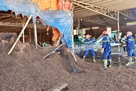 Mang Yang kịp thời dập tắt đám cháy tại bãi tập kết vỏ trấu cà phê