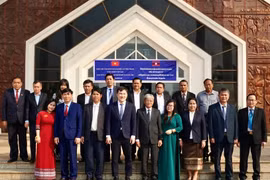 Chụp ảnh lưu niệm với lãnh đạo tỉnh Champasak