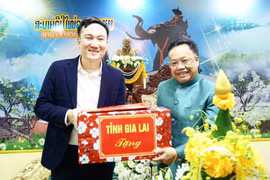 Phó Chủ tịch UBND tỉnh Nguyễn Tuấn Anh tặng quà