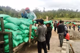 Người dân làng Hrách (xã Sró) nhận hỗ trợ gạo từ nhà tài trợ