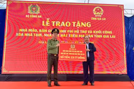 Bộ Công an trao kinh phí xóa nhà tạm