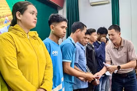 Nhà tài trợ trao thưởng cho hội viên nông dân