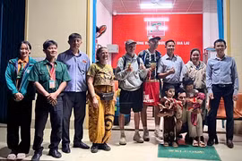 Lãnh đạo Sở Xây dựng và Bến xe Đức Long Gia Lai tổ chức chúc Tết, lì xì hành khách đi chuyến xe cuối năm.