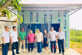 Đại diện các đơn vị trong Khối thi đua các Cơ quan Đảng tỉnh thăm hỏi các gia đình được hỗ trợ kinh phí xóa nhà tạm, nhà dột nát. Ảnh: A.H