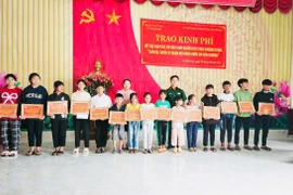 Gia Lai: Trao kinh phí hỗ trợ nâng bước em đến trường