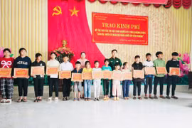 Gia Lai: Trao kinh phí hỗ trợ nâng bước em đến trường