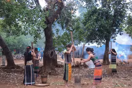 Thiếu nữ dân tộc S'tiêng sóc Bom Bo giã gạo truyền thống