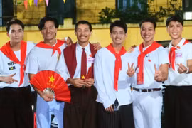 Vượt mốc 400 tỷ đồng, Mưa đỏ lập kỷ lục kép