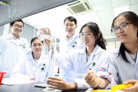 TS. Lê Quốc Việt hướng dẫn sinh viên thực hành thí nghiệm.