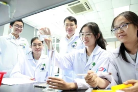 TS. Lê Quốc Việt hướng dẫn sinh viên thực hành thí nghiệm.