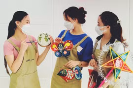 Giới trẻ hào hứng tham gia các khóa học làm đèn lồng Trung thu thủ công