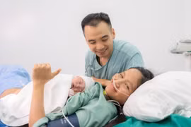 H'Hen Niê trải qua nhiều cung bậc cảm xúc khác nhau trong hành trình sinh con đầu lòng